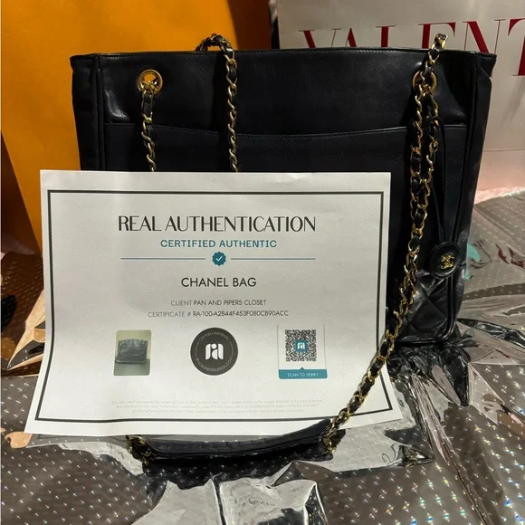 Vintage Chanel Black Leather tote - Picture 2 of 16